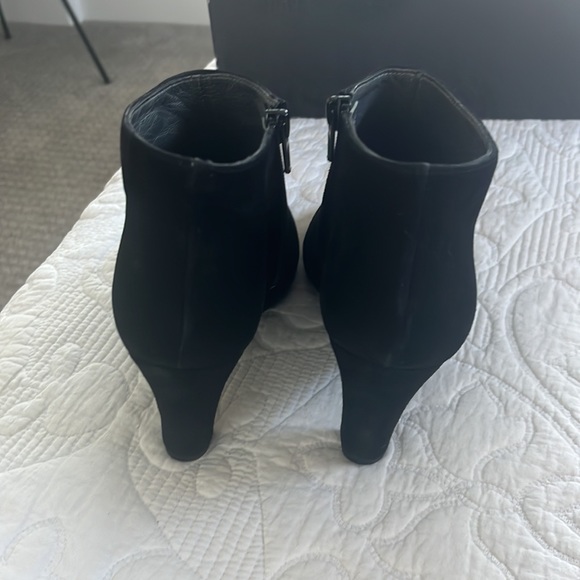 Eric Michael suede heels black. Size 7. - Picture 4 of 5